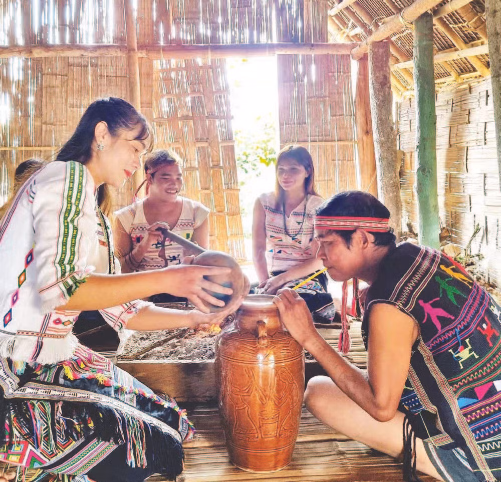 Rượu cần luôn hiện diện trong đời sống của các tộc người thiểu số Tây Nguyên.