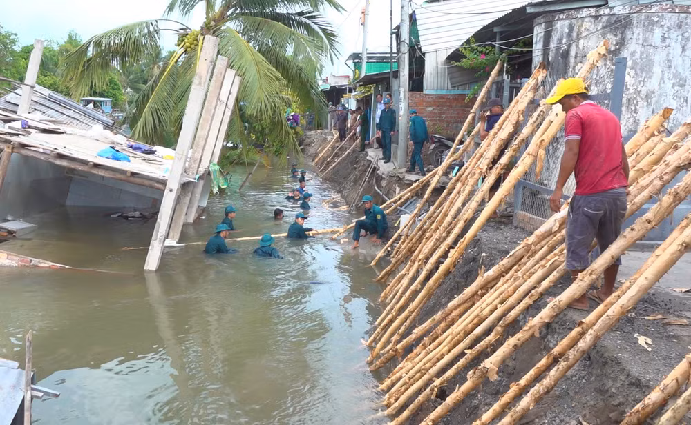 Hỗ trợ người dân di dời đồ đạc và khắc phục sạt lở ở kênh Đốc Phủ Hiền, ấp Phú Thuận, xã Tân Phú Đông, thành phố Sa Đéc, tỉnh Đồng Tháp.