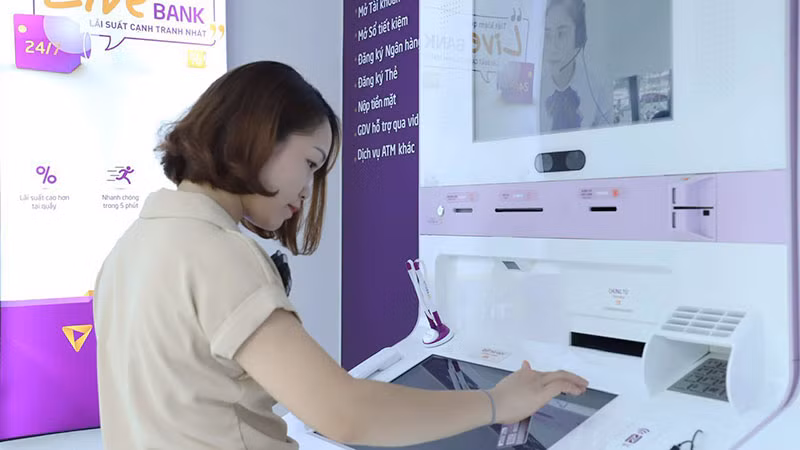 Khách hàng giao dịch tại Livebank của Ngân hàng Thương mại cổ phần Tiên Phong (TPBank). (Ảnh: MINH HÀ)