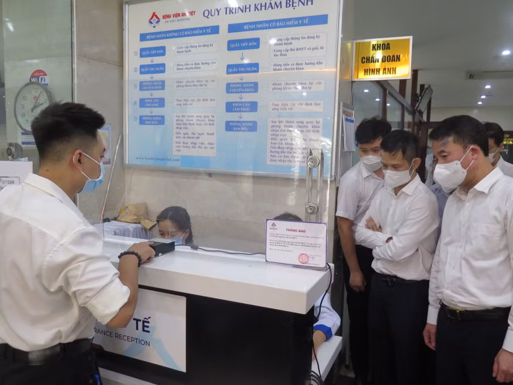 Đoàn công tác Bảo hiểm xã hội Việt Nam thị sát thí điểm việc khám, chữa bệnh bằng thẻ căn cước công dân và sinh trắc vân tay tại cơ sở khám, chữa bệnh bảo hiểm y tế. (Ảnh: TRUNG TÂM)