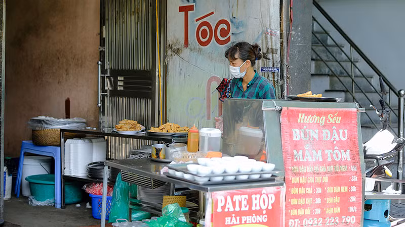 Thức ăn đường phố luôn tiềm ẩn các bệnh truyền nhiễm nếu không được bảo quản, chế biến theo quy định. (Ảnh: HUY HOÀNG)
