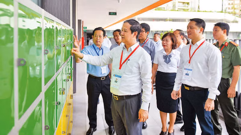 Bộ trưởng Nguyễn Kim Sơn và đoàn công tác kiểm tra công tác chuẩn bị thi tốt nghiệp THPT tại điểm thi Trường THCS Trần Duy Hưng, quận Cầu Giấy. (Ảnh: THẾ ĐẠI)