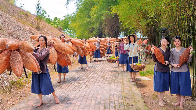 Khách du lịch trải nghiệm làm nông dân tại Khu du lịch Tuần Châu-Quốc Oai (huyện Quốc Oai).