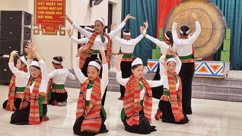 Phụ nữ dân tộc Mường ở xã Vân Hòa (huyện Ba Vì) tập văn nghệ. 