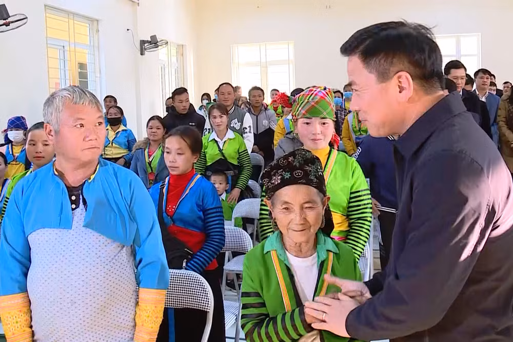 Bí thư Tỉnh ủy Thanh Hóa Đỗ Trọng Hưng thăm hỏi đồng bào dân tộc H’Mông ở xã Pù Nhi, huyện Mường Lát, tỉnh Thanh Hóa. (Ảnh: MAI LUẬN)