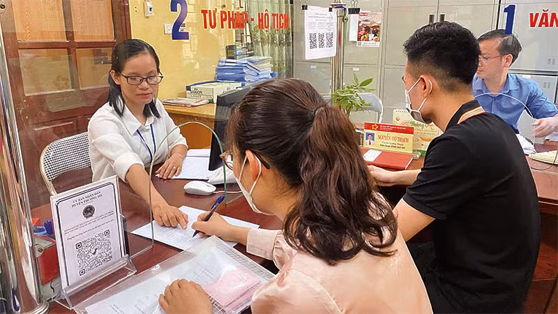 Công chức Nguyễn Thị Nguyên hướng dẫn công dân giải quyết các thủ tục hành chính.