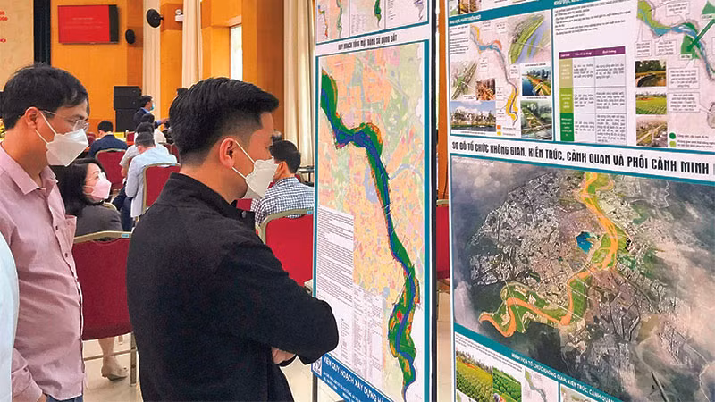 Người dân tìm hiểu thông tin quy hoạch. 