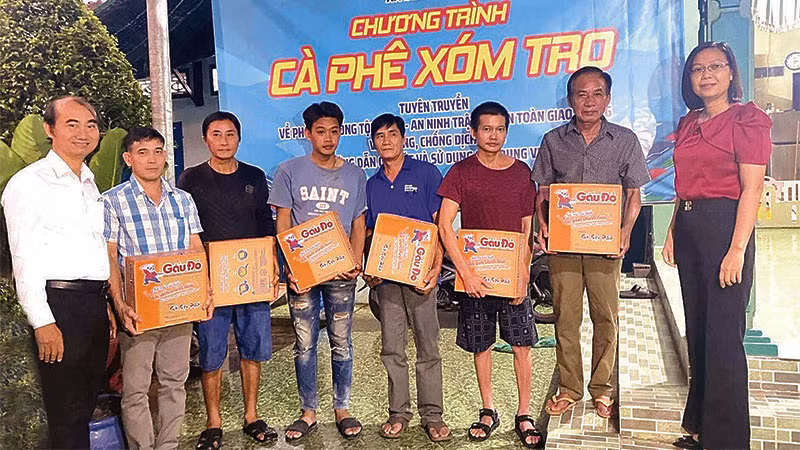 Đại diện Hội đồng nhân dân và Hội Liên hiệp Phụ nữ xã trao quà tặng công nhân, người lao động tại nhà trọ Sáu Cẩm, Ấp 3, xã Bình Chánh.