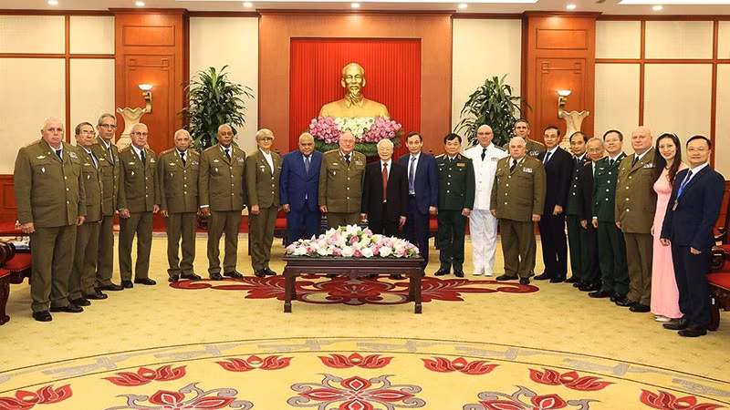 Tổng Bí thư Nguyễn Phú Trọng và đồng chí Álvaro López Miera cùng các đại biểu. (Ảnh: TTXVN) Tổng Bí thư Nguyễn Phú Trọng và đồng chí Álvaro López Miera cùng các đại biểu. (Ảnh: TTXVN)