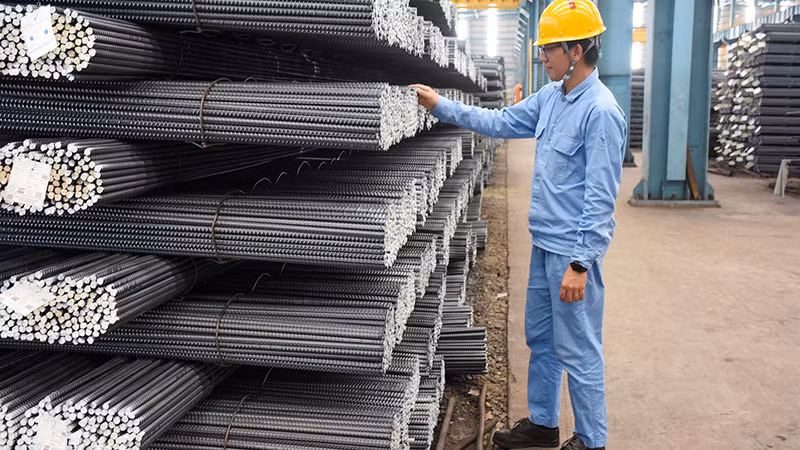 Kiểm tra chất lượng thép xây dựng trước khi xuất xưởng. (Ảnh: THỤY NHIÊN)