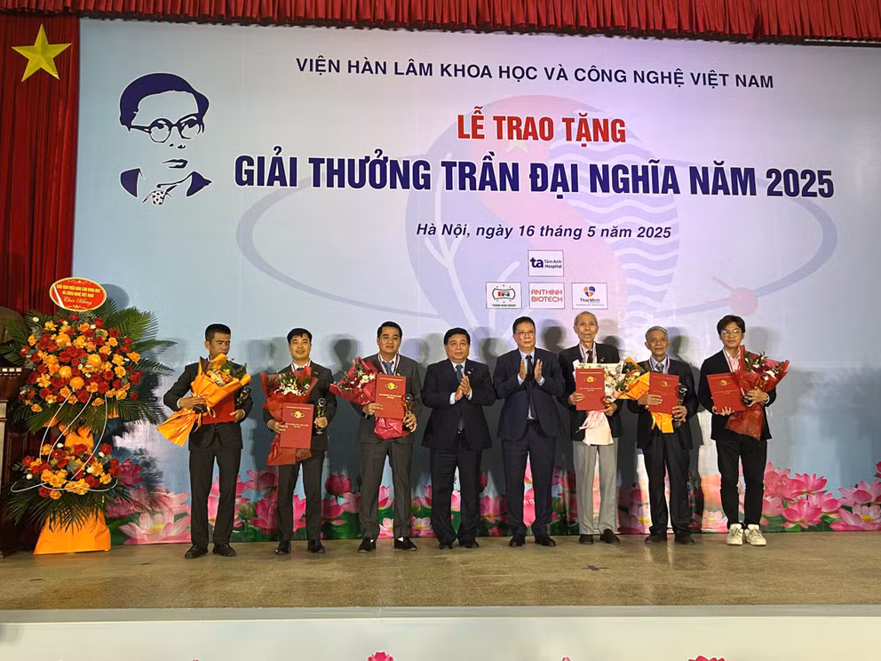 Phó Thủ tướng Nguyễn Chí Dũng; Giáo sư, Viện sĩ Châu Văn Minh chúc mừng các cá nhân, tập thể được nhận Giải thưởng Trần Đại Nghĩa năm 2025. (Ảnh: NHẬT MINH)