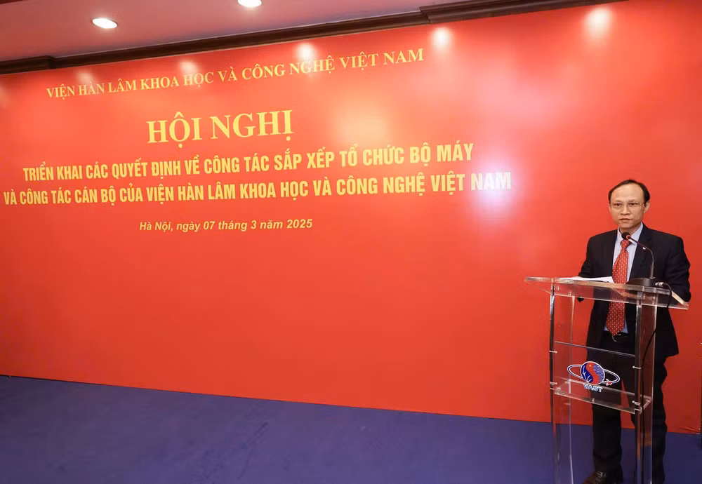 Phó Giáo sư, Tiến sĩ Hà Quý Quỳnh công bố các Quyết định về công tác sắp xếp tổ chức bộ máy, công tác cán bộ và cấp ủy của các đơn vị. Phó Giáo sư, Tiến sĩ Hà Quý Quỳnh công bố các Quyết định về công tác sắp xếp tổ chức bộ máy, công tác cán bộ và cấp ủy của các đơn vị.