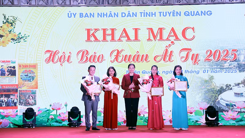 Đồng chí Hà Thị Nga, Ủy viên Trung ương Đảng, Bí thư Tỉnh ủy, Trưởng Đoàn đại biểu Quốc hội tỉnh Tuyên Quang trao khen thưởng cho các tác giải đoạt giải Búa liềm vàng lần thứ IX và giải Báo chí Quốc gia năm 2024.