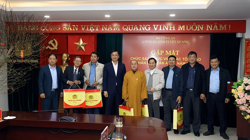 Lãnh đạo Công an tỉnh tặng quà chúc mừng chức sắc, chức việc các tôn giáo dịp Tết Nguyên đán Ất Tỵ 2025. 