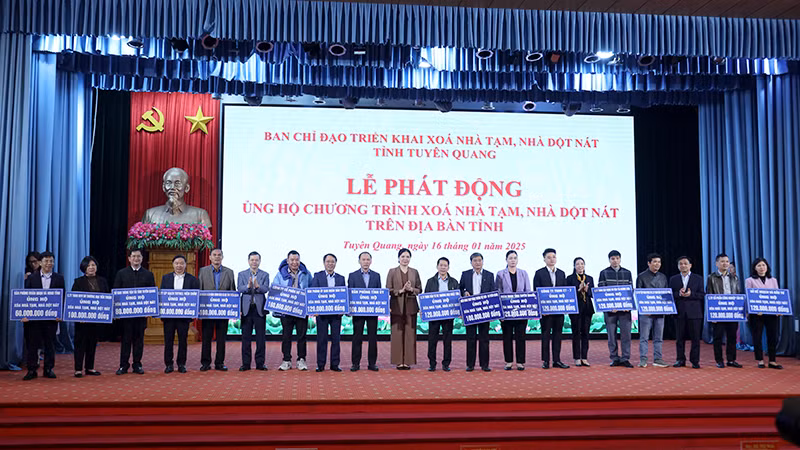 Các đơn vị, doanh nghiệp trao biển tượng trưng ủng hộ chương trình xóa nhà tạm, nhà dột nát.