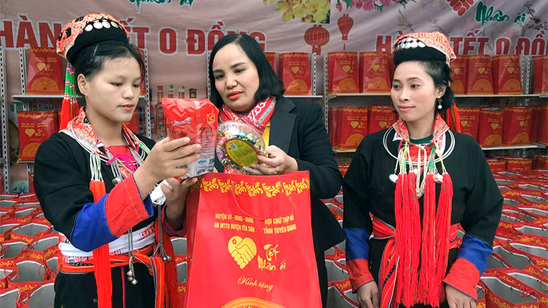 Người dân vui mừng khi nhận được những suất quà hỗ trợ đầy ý nghĩa. Người dân vui mừng khi nhận được những suất quà hỗ trợ đầy ý nghĩa.