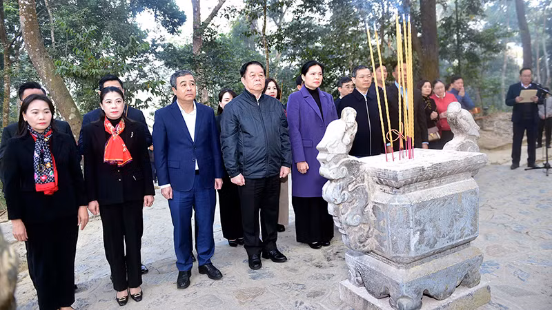 Đồng chí Nguyễn Trọng Nghĩa, Ủy viên Bộ Chính trị, Bí thư Trung ương Đảng, Trưởng Ban Tuyên giáo Trung ương cùng Đoàn công tác dâng hương, dâng hoa tại Lán Nà Nưa. Đồng chí Nguyễn Trọng Nghĩa, Ủy viên Bộ Chính trị, Bí thư Trung ương Đảng, Trưởng Ban Tuyên giáo Trung ương cùng Đoàn công tác dâng hương, dâng hoa tại Lán Nà Nưa.