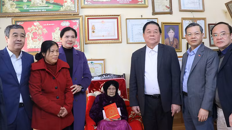 Đồng chí Nguyễn Trọng Nghĩa, Ủy viên Bộ Chính trị, Bí thư Trung ương Đảng, Trưởng Ban Tuyên giáo Trung ương đã đến thăm, chúc Tết, tặng quà Mẹ Việt Nam anh hùng Nguyễn Thị Nhớn, tại phường An Tường, thành phố Tuyên Quang. Đồng chí Nguyễn Trọng Nghĩa, Ủy viên Bộ Chính trị, Bí thư Trung ương Đảng, Trưởng Ban Tuyên giáo Trung ương đã đến thăm, chúc Tết, tặng quà Mẹ Việt Nam anh hùng Nguyễn Thị Nhớn, tại phường An Tường, thành phố Tuyên Quang.