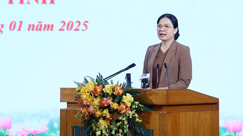 Đồng chí Hà Thị Nga, Ủy viên Trung ương Đảng, Bí thư Tỉnh ủy, Trưởng Đoàn đại biểu Quốc hội tỉnh Tuyên Quang phát biểu tại buổi lễ.