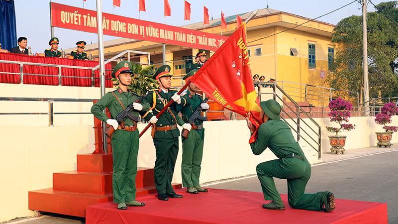 Quân nhân hoàn thành nghĩa vụ quân sự thực hiện nghi thức trong lễ tiễn quân nhân xuất ngũ.