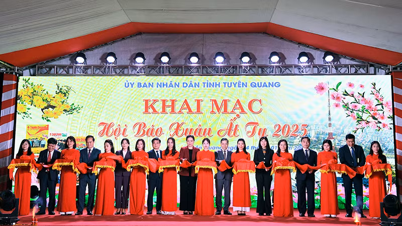 Các đại biểu cắt băng khai mạc Hội báo Xuân Ất Tỵ 2025.