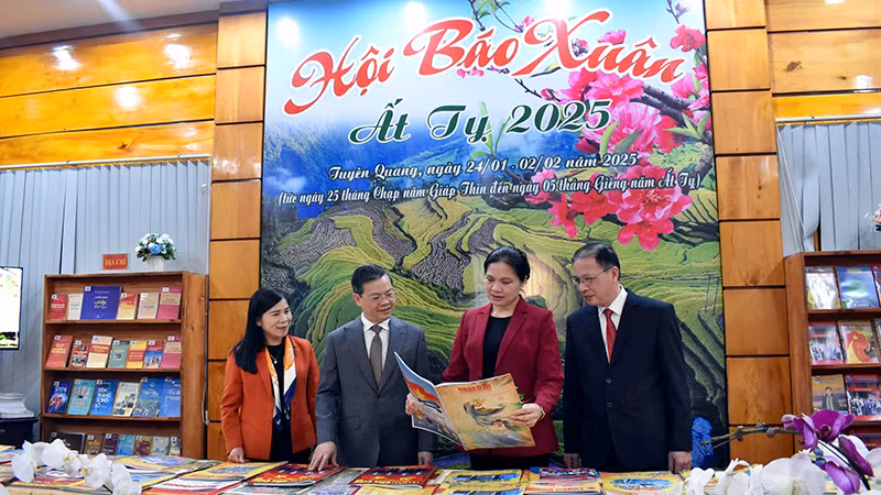 Các đồng chí lãnh đạo tỉnh Tuyên Quang tham quan gian trưng bày các ấn phẩm báo chí.