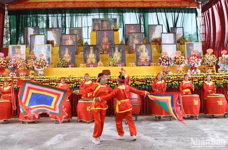 Múa cờ trong Đại lễ giỗ Tổ họ Trần Việt Nam. Múa cờ trong Đại lễ giỗ Tổ họ Trần Việt Nam.