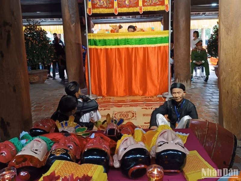 Phục dựng nghi thức múa rối cạn chầu Thánh.