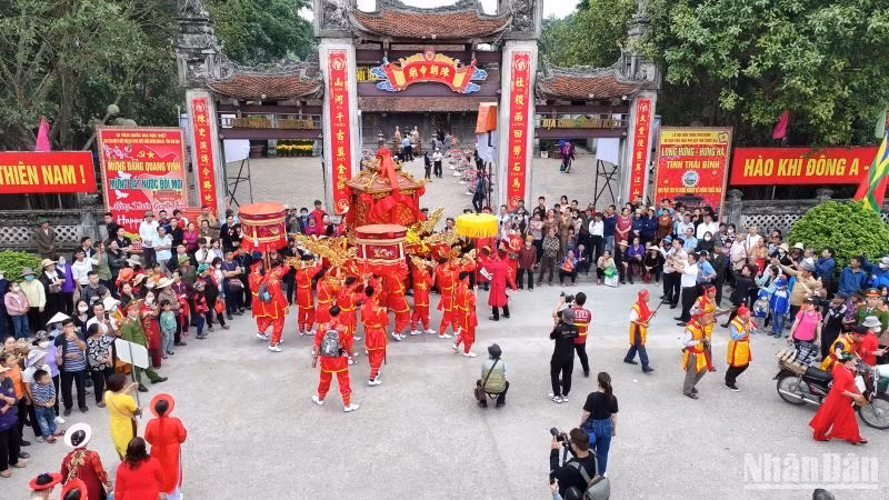 Người dân hân hoan đón chờ đoàn rước nước về tới Di tích Quốc gia đặc biệt Khu lăng mộ và đền thờ các vị vua triều Trần.