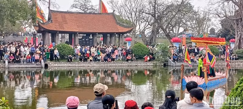 Hát giao duyên trên thuyền trong ngày khai hội.