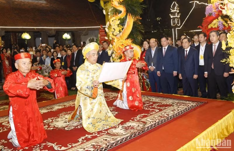 Nghi lễ bái yết tại đền Vua trong Lễ hội đền Trần Thái Bình năm 2024. Nghi lễ bái yết tại đền Vua trong Lễ hội đền Trần Thái Bình năm 2024.