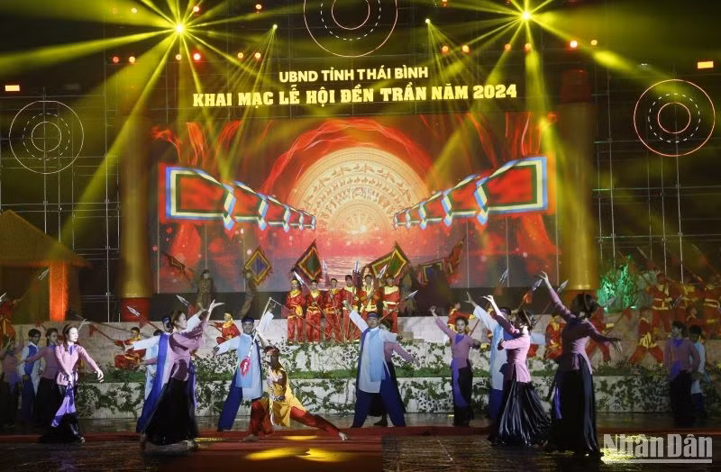 Vở diễn bán thực cảnh "Hào khí Đông A-Tiếng vọng ngàn năm" với gần 400 nam nữ diễn viên tham gia, kết hợp công nghệ trình chiếu 3D Mapping gây ấn tượng với người xem. Vở diễn bán thực cảnh "Hào khí Đông A-Tiếng vọng ngàn năm" với gần 400 nam nữ diễn viên tham gia, kết hợp công nghệ trình chiếu 3D Mapping gây ấn tượng với người xem.