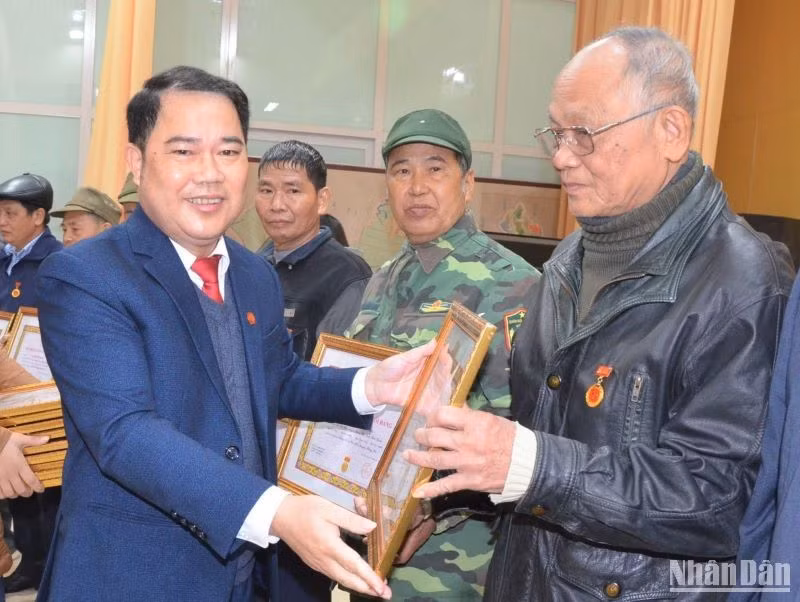 Tặng Huy hiệu Đảng cho các đảng viên đang sinh hoạt tại Đảng bộ xã Chí Hòa (huyện Hưng Hà, tỉnh Thái Bình). Tặng Huy hiệu Đảng cho các đảng viên đang sinh hoạt tại Đảng bộ xã Chí Hòa (huyện Hưng Hà, tỉnh Thái Bình).