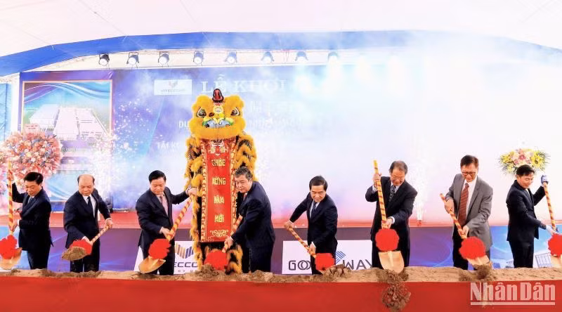 Các đại biểu thực hiện nghi thức động thổ xây dựng nhà máy.