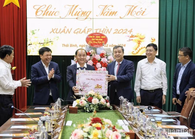 Bí thư Tỉnh ủy Thái Bình Ngô Đông Hải (thứ 3 từ phải qua) thăm, chúc Tết cán bộ, công nhân Nhà máy sản xuất Amon Nitrat tại huyện Thái Thụy.