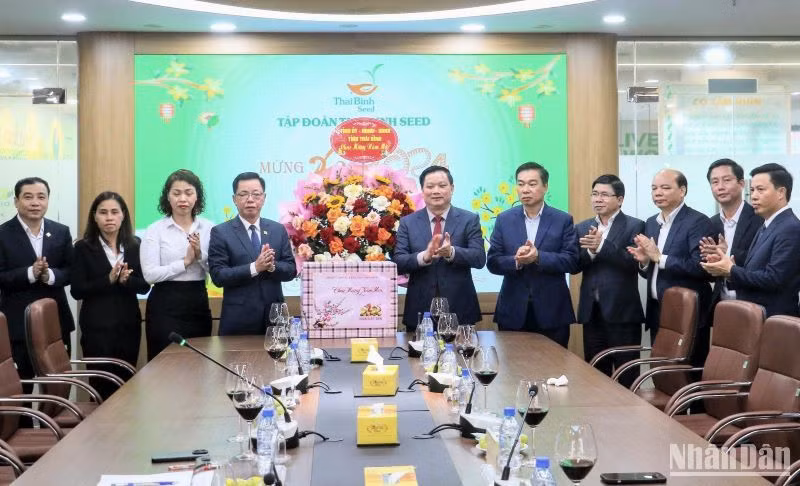 Chủ tịch Ủy ban nhân dân tỉnh Thái Bình Nguyễn Khắc Thận thăm, tặng quà cán bộ, người lao động Tập đoàn ThaiBinh Seed tại thành phố Thái Bình.