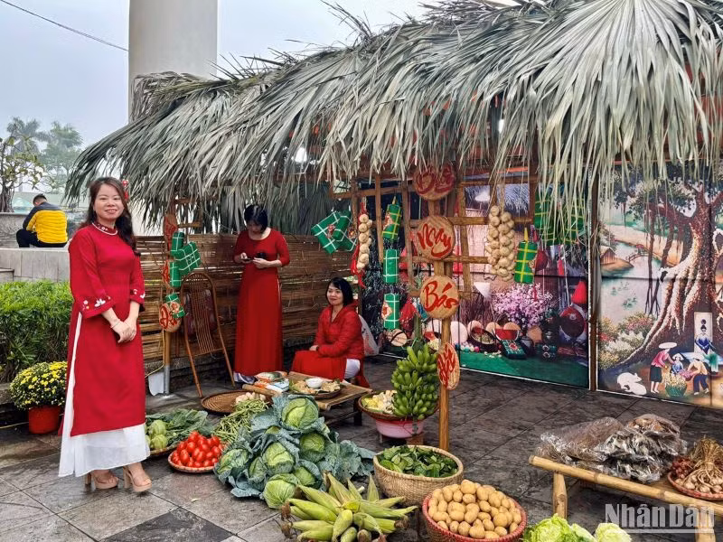 Tái hiện góc chợ quê mộc mạc, đơn sơ nhưng thắm đượm nét truyền thống. Tái hiện góc chợ quê mộc mạc, đơn sơ nhưng thắm đượm nét truyền thống.