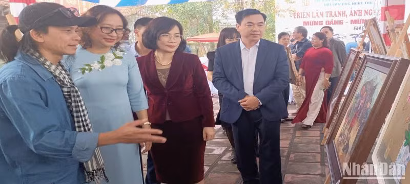 Giới họa sĩ, nghệ sĩ rất chờ đợi sự kiện này, bởi đây là cơ hội quý giá để các tác phẩm tiếp cận gần nhất đến công chúng.
