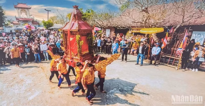 Tác phẩm "Rước kiệu chùa Phượng Vũ" của tác giả Quang Viện.