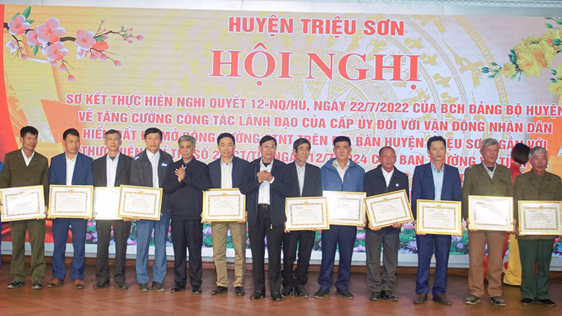 Lãnh đạo huyện Triệu Sơn trao tặng Giấy khen cho các tập thể.