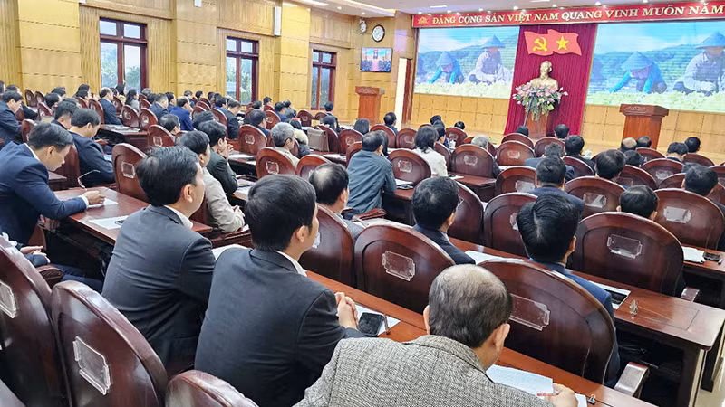 Các đại biểu xem video giới thiệu ứng dụng tiến bộ khoa học, công nghệ vào sản xuất.