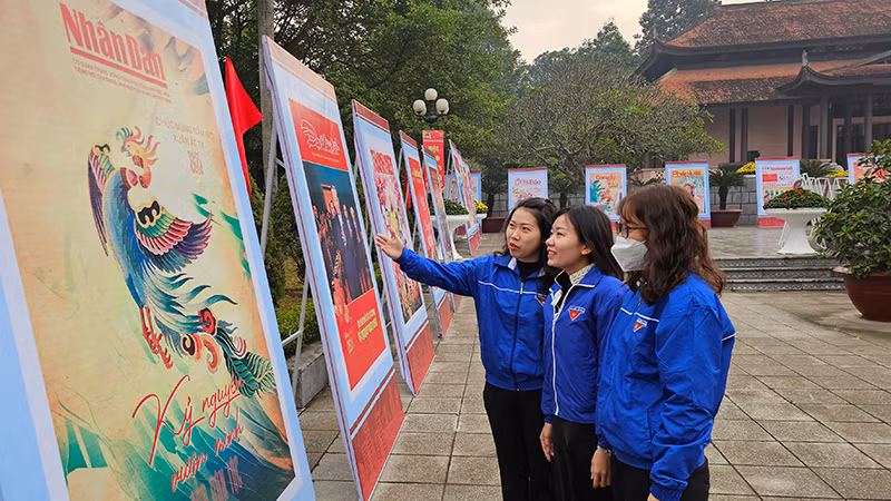Tuổi trẻ ở Thanh Hóa tham quan khu trưng bày các bìa báo Xuân Ất Tỵ