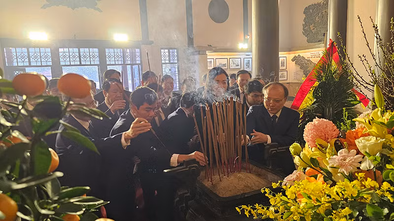 Các ngành, đoàn thể cấp tỉnh và thành phố Thanh Hóa dâng hương tưởng niệm Bác Hồ.