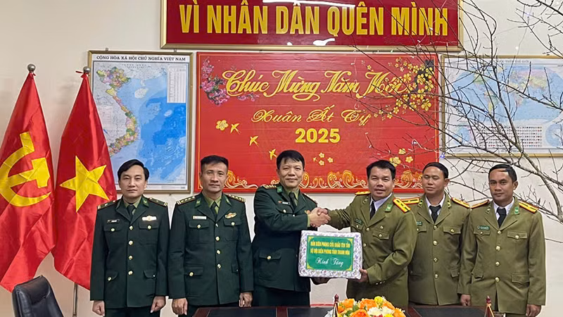 Đoàn công tác đến từ Lào chúc Tết, tặng quà Đồn Biên phòng cửa khẩu Tén Tằn.