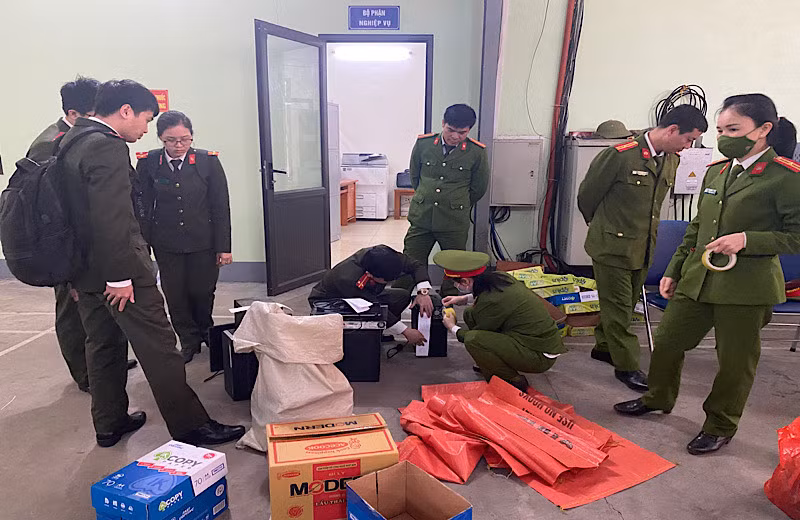 Cơ quan chức năng tỉnh Tuyên Quang tiến hành khám xét Chi nhánh Công ty Cổ phần Đăng kiểm Bắc Kạn tại tỉnh Tuyên Quang.