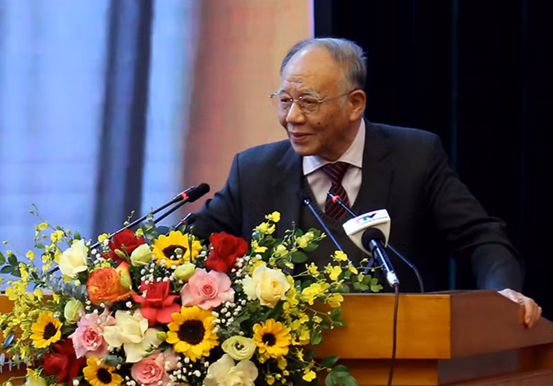 Giáo sư, Tiến sĩ Hoàng Chí Bảo truyền đạt những nội dung trọng tâm, cốt lõi của chuyên đề.