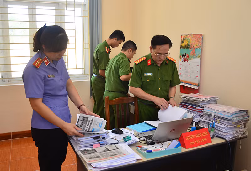 Lực lượng chức năng tỉnh Tuyên Quang khám xét nơi làm việc của bị can trong vụ án tham nhũng.