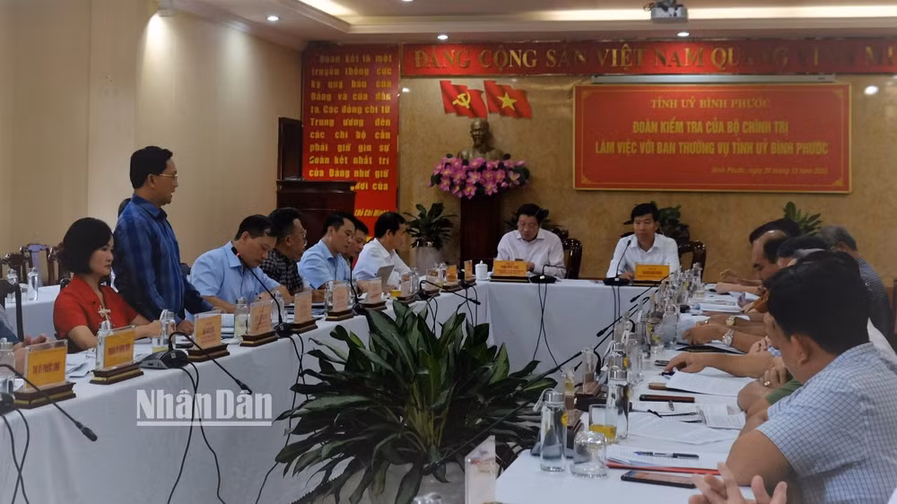 Đồng chí Hà Anh Dũng, Ủy viên Ban Thường vụ Tỉnh ủy Bình Phước phát biểu một số khó khăn trong công tác cán bộ là đồng bào dân tộc thiểu số tại thành phố Đồng Xoài Đồng chí Hà Anh Dũng, Ủy viên Ban Thường vụ Tỉnh ủy Bình Phước phát biểu một số khó khăn trong công tác cán bộ là đồng bào dân tộc thiểu số tại thành phố Đồng Xoài