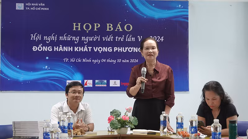 Nhà văn Bích Ngân, Chủ tịch Hội Nhà văn Thành phố Hồ Chí Minh phát biểu tại buổi họp báo.
