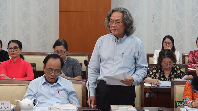 Giáo sư, Tiến sĩ, Nhà điêu khắc Nguyễn Xuân Tiên, Chủ tịch Hội Mỹ thuật Thành phố Hồ Chí Minh phát biểu tại buổi tọa đàm. Giáo sư, Tiến sĩ, Nhà điêu khắc Nguyễn Xuân Tiên, Chủ tịch Hội Mỹ thuật Thành phố Hồ Chí Minh phát biểu tại buổi tọa đàm.